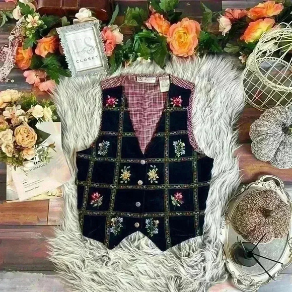 VINTAGE Studio Collection Navy Velvet Embroidery &
Floral Detail Button Vest, PM - Picture 2 of 9